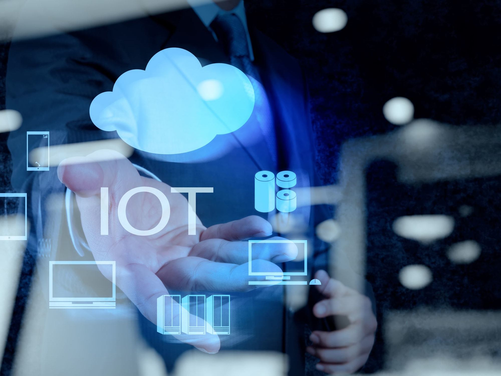 Hand zeigt IoT-Wortdiagramm als Konzept