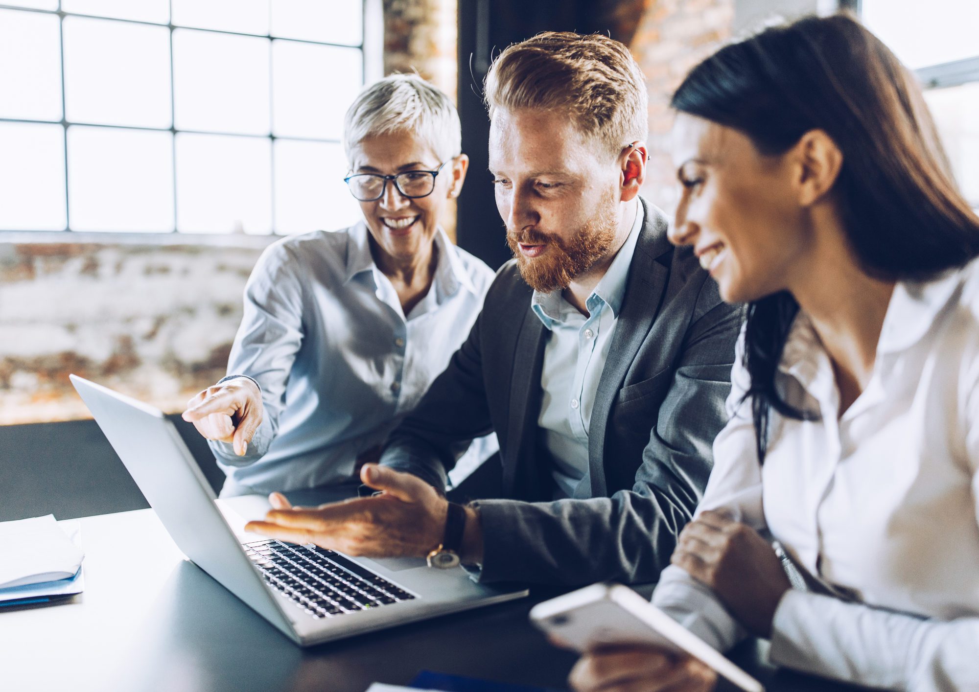 Geschäftskollegen, die im Büro am Laptop arbeiten
