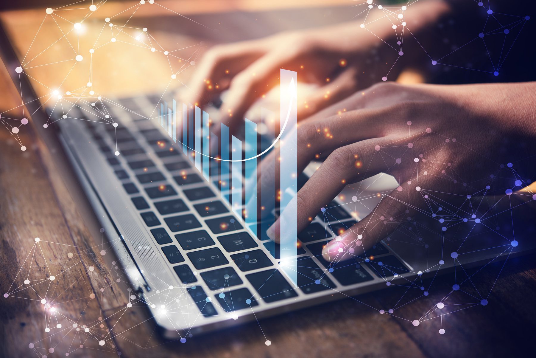 Geschäftsfrau verwendet Laptop, Technologiekonzept Analytik, Finanz und Bank, Diagramm auf Laptop, Business-Wachstum-Konzept