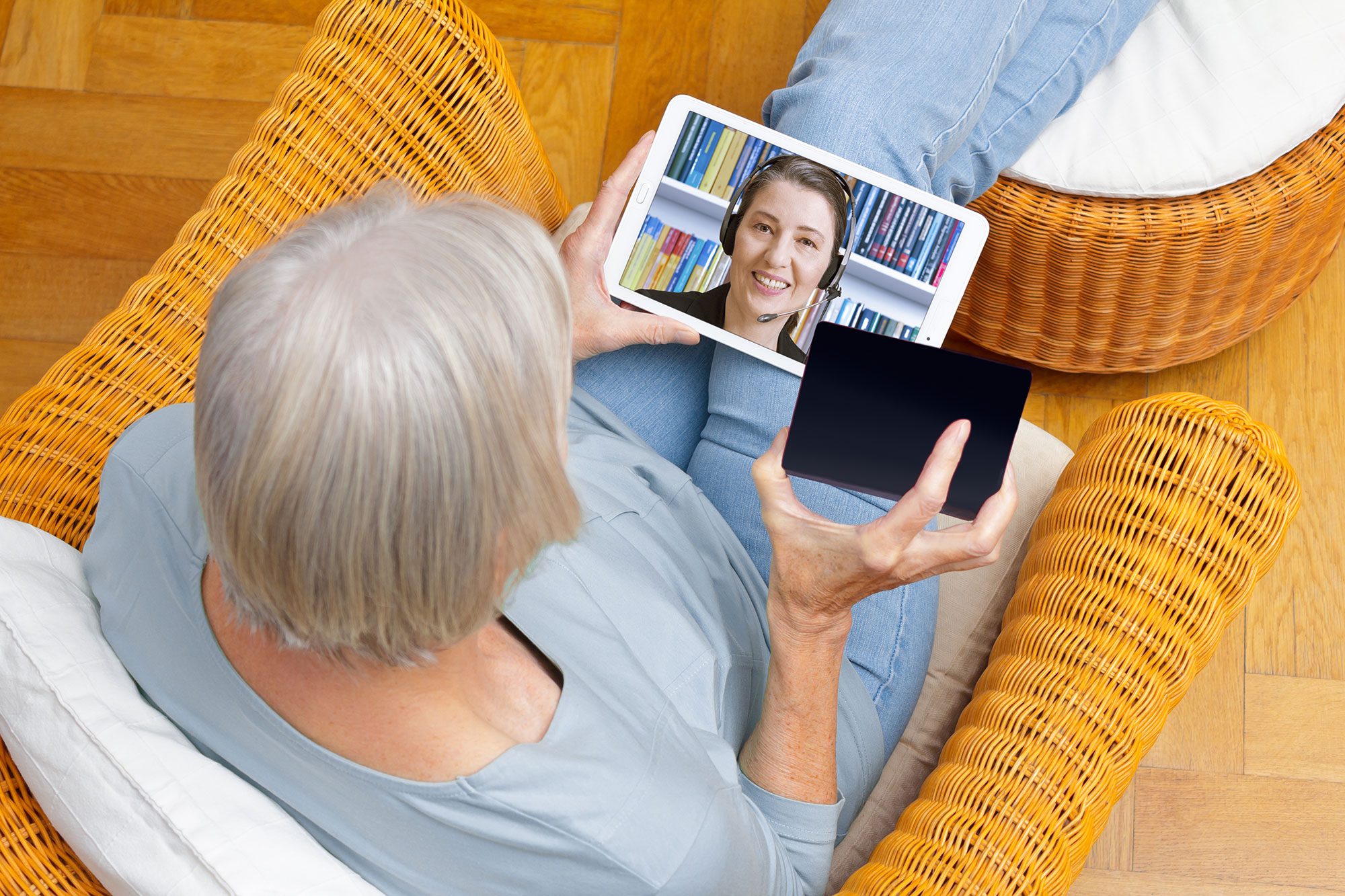 Ältere Dame von oben bei einem Videocall mit dem Kundendienst