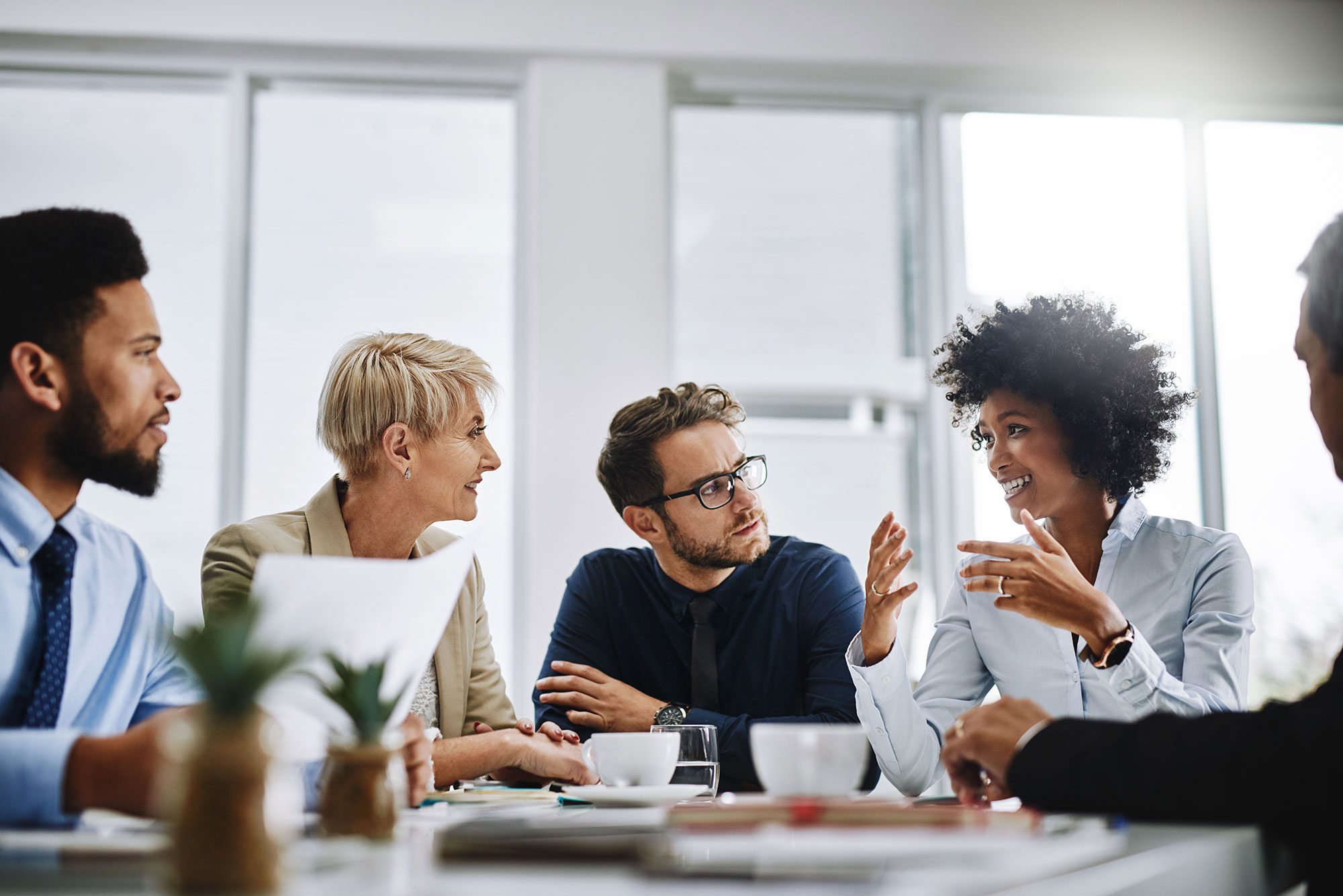 Geschäftsfrau, die bei einem Meeting ihre Ideen äußert