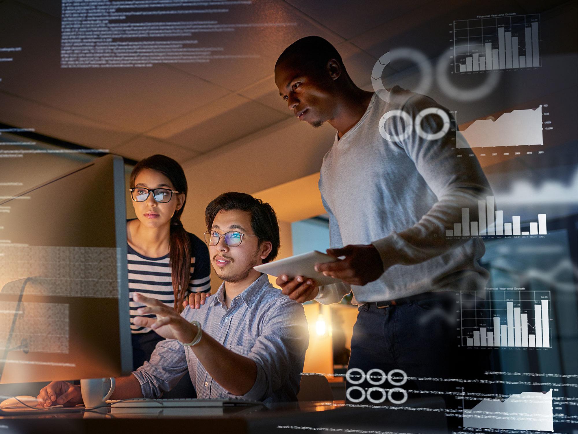 Computerprogrammierer, die im Büro Daten durchsehen