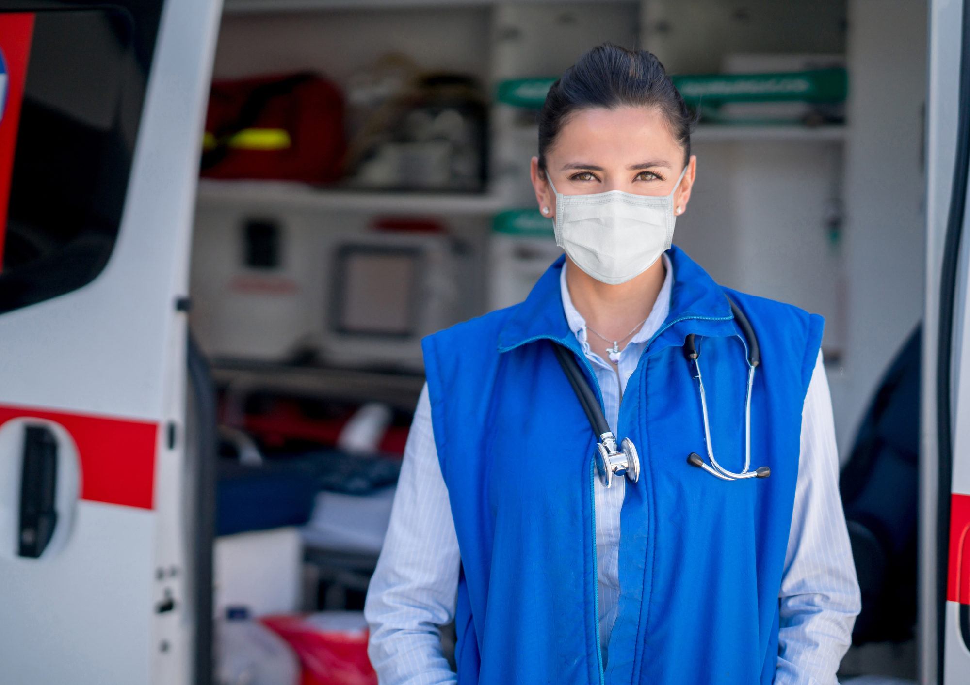 Sanitäter mit einer Maske in einem Krankenwagen während der COVID-19-Pandemie