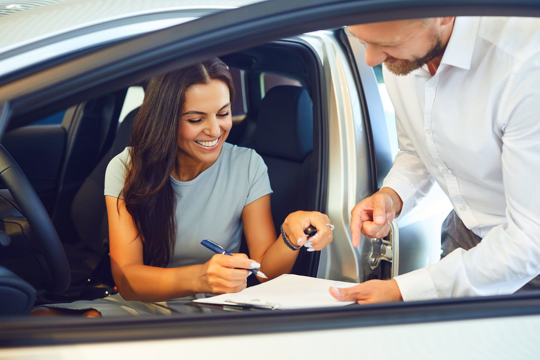 Frau, die einen Autokaufvertrag unterschreibt