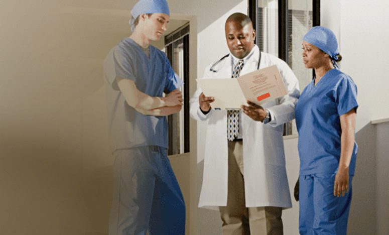 Ärzte, die Patientenakten durchsehen