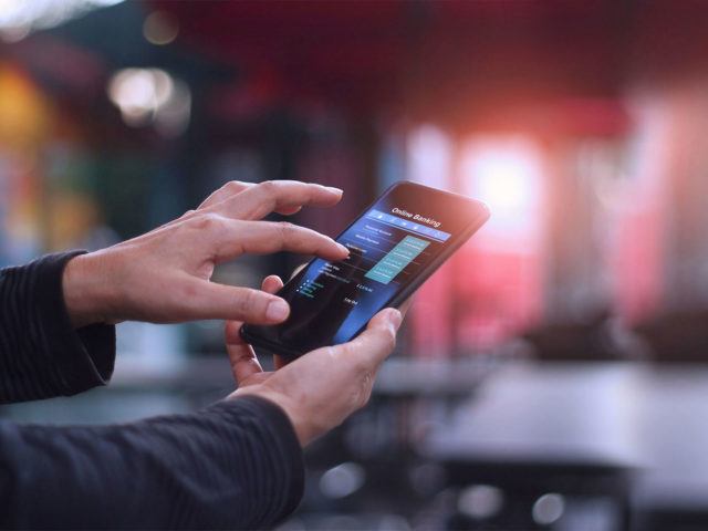Person, die auf ihrem Telefon tippt