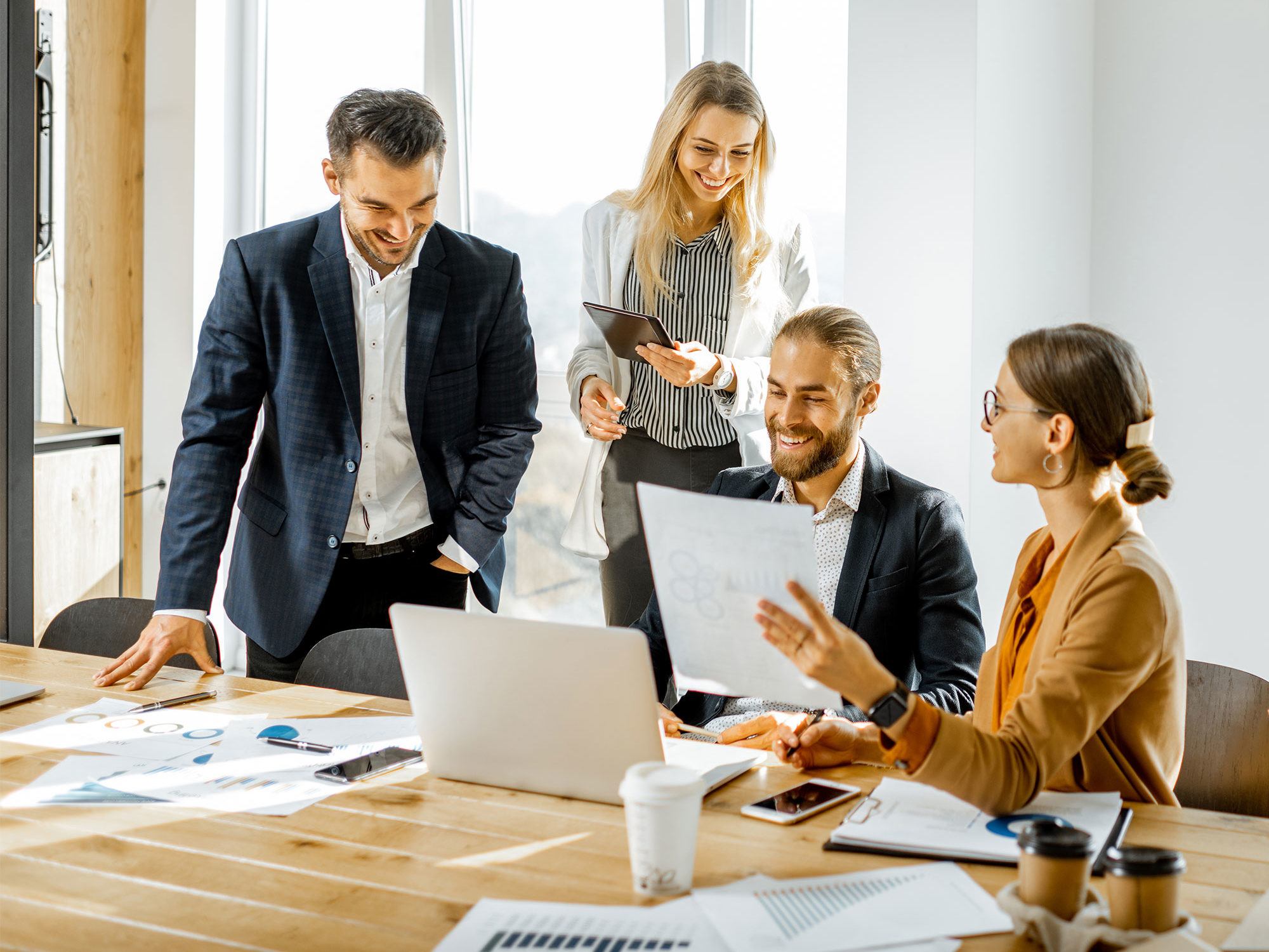 Gruppe von Büroangestellten in einem Meeting