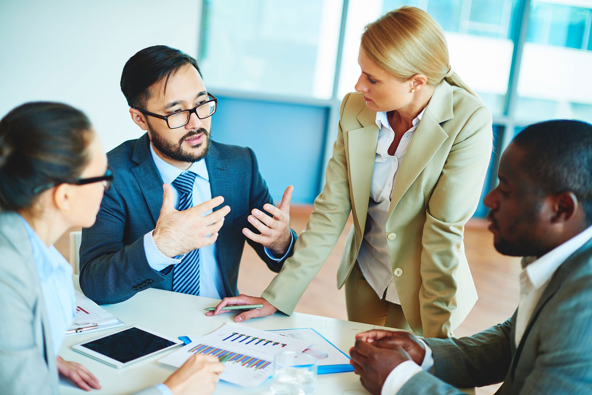 Mitarbeiter, die Unterlagen besprechen