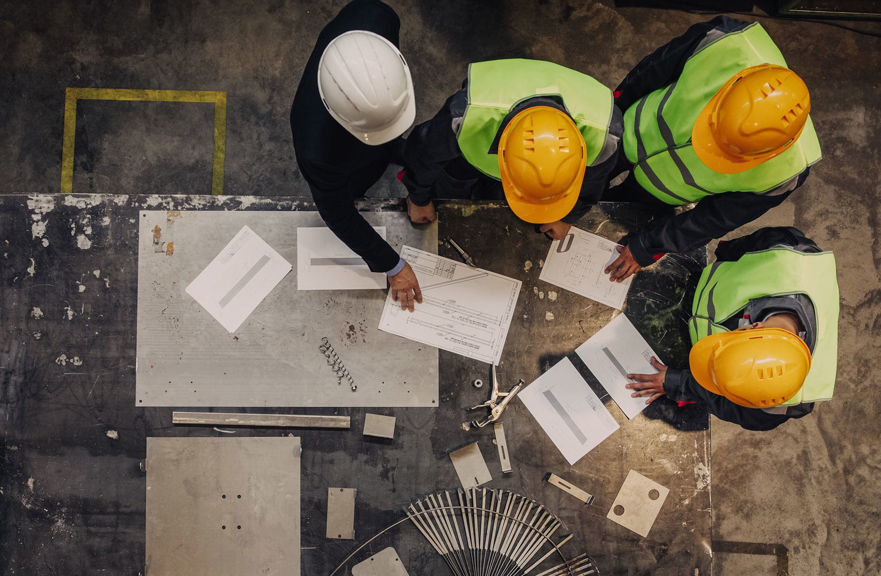 Arbeiter und Manager mit Dokumenten