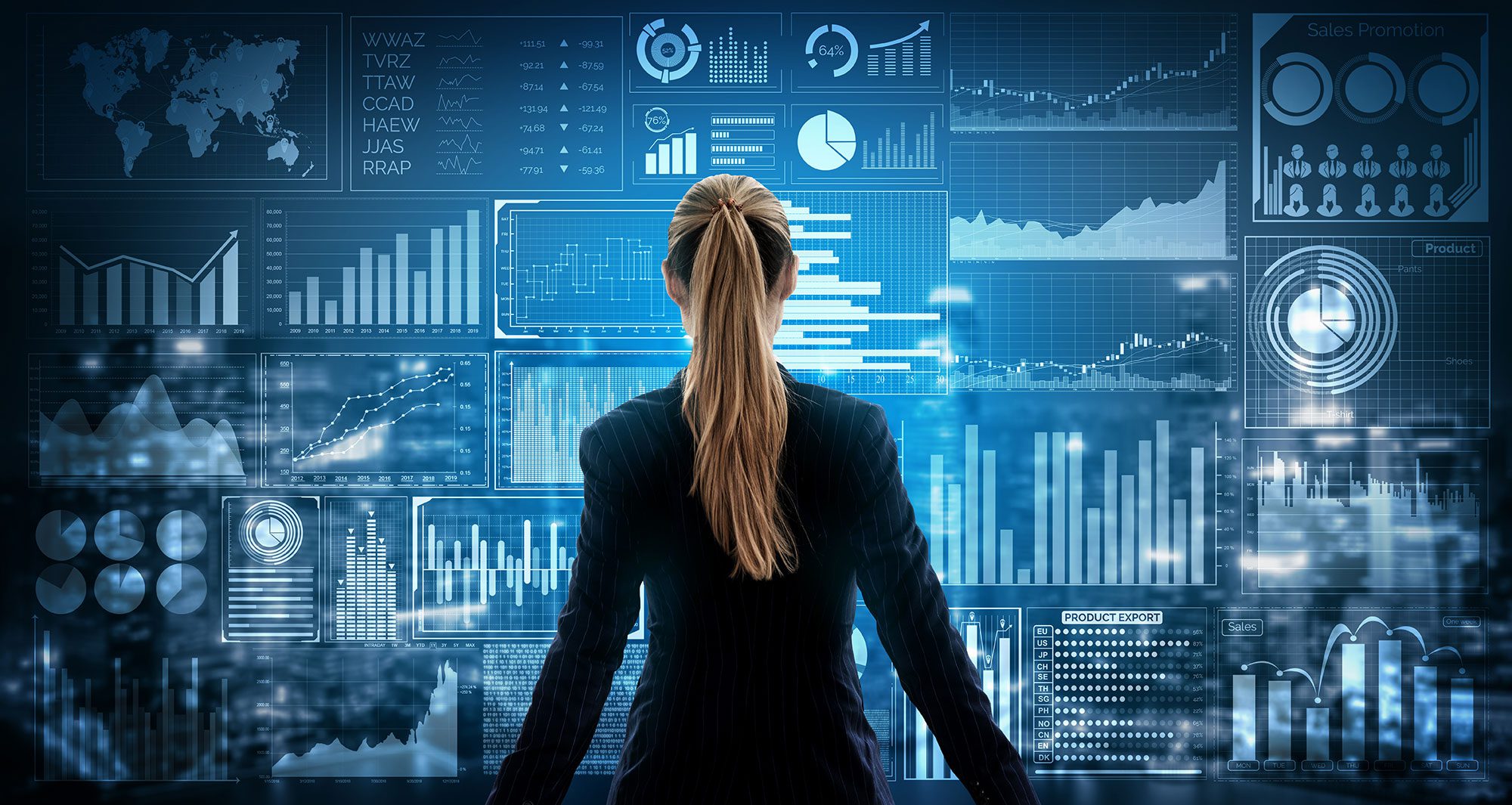 Frau, die auf einen großen Bildschirm mit vielen Daten schaut