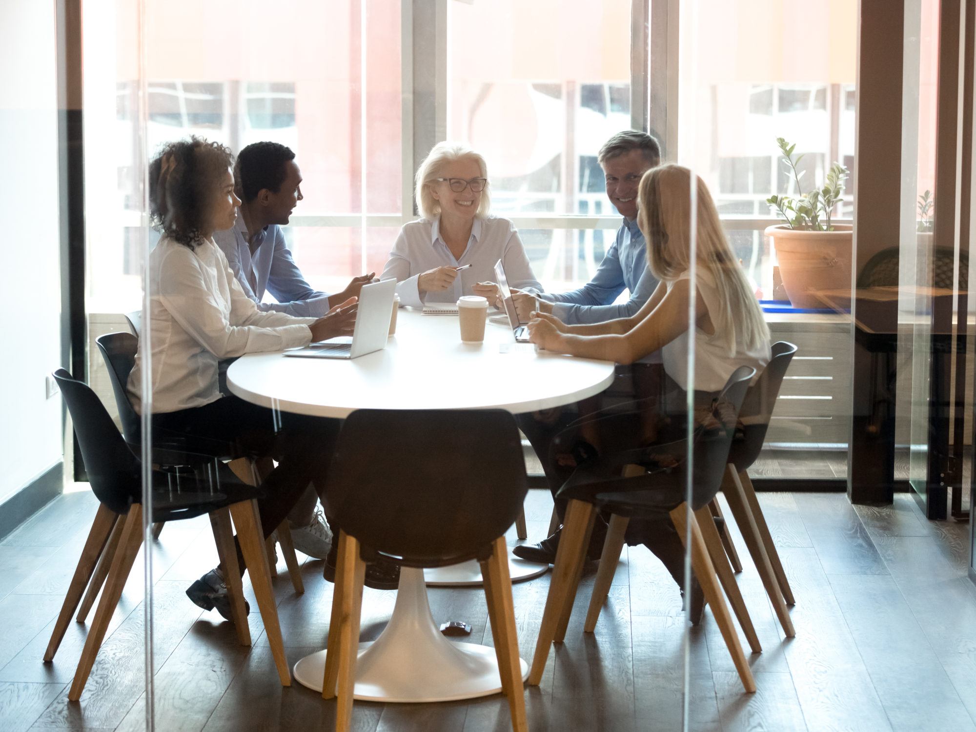 Unternehmensmitarbeiter unterhalten sich fröhlich im Büro