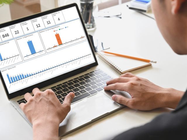Seitenansicht Hände eines Mannes mit Laptop im Home-Office