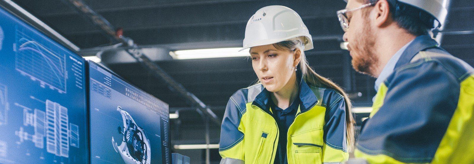 Maschinenbauingenieur und -ingeneurin in der Fabrik