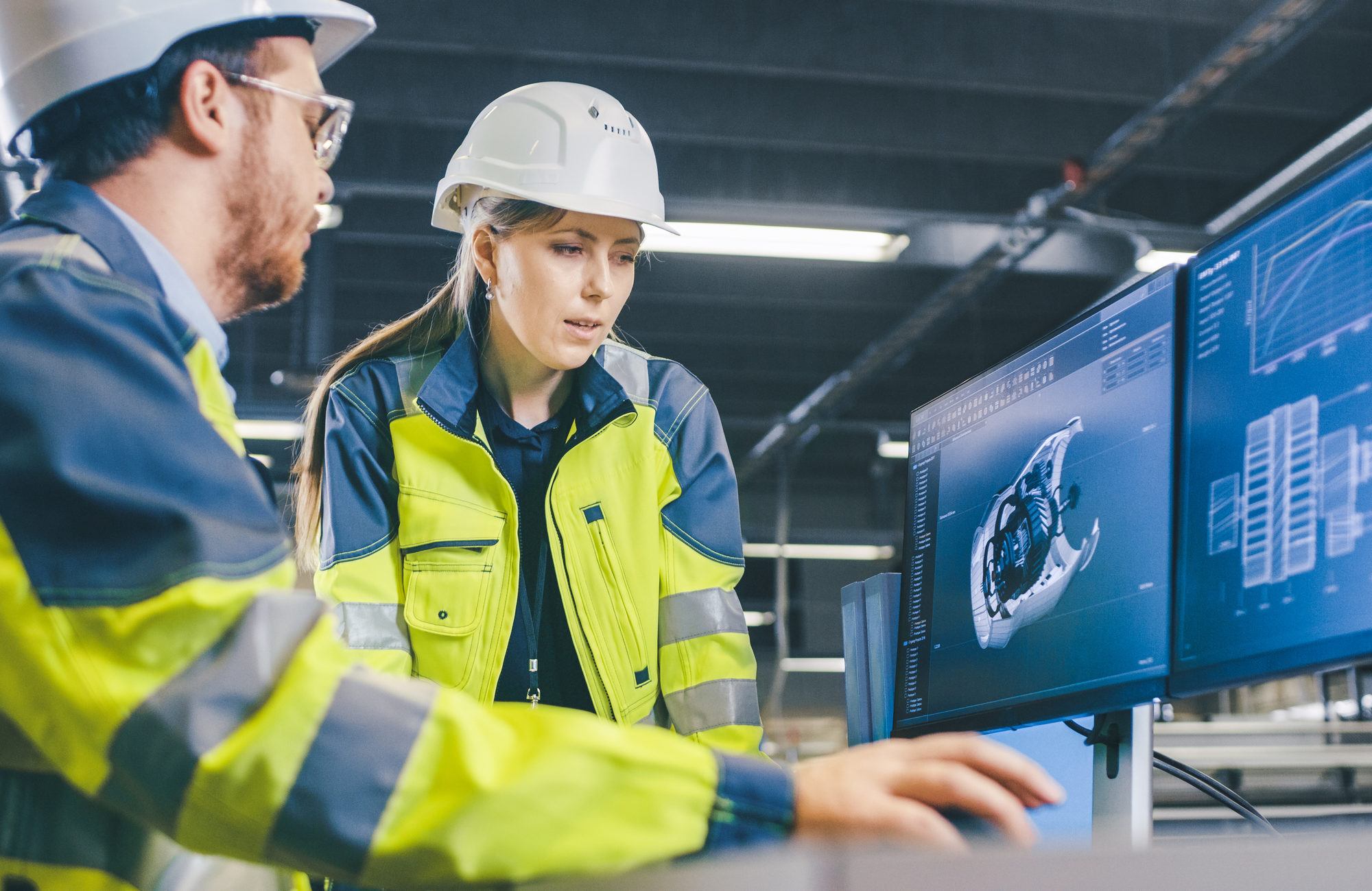 Maschinenbauingenieure besprechen ein 3D-Motormodell