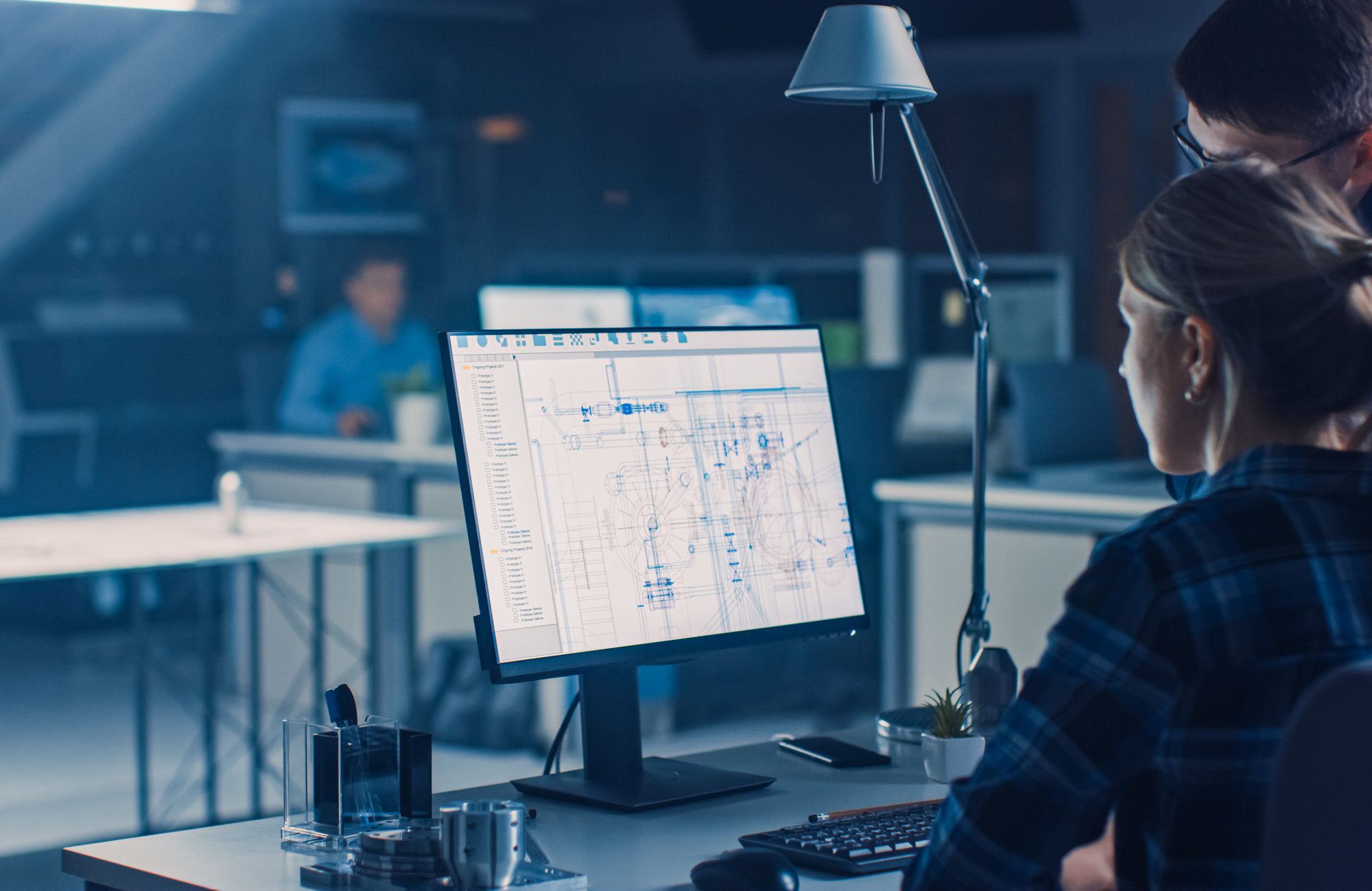 Ingenieure arbeiten an Computer