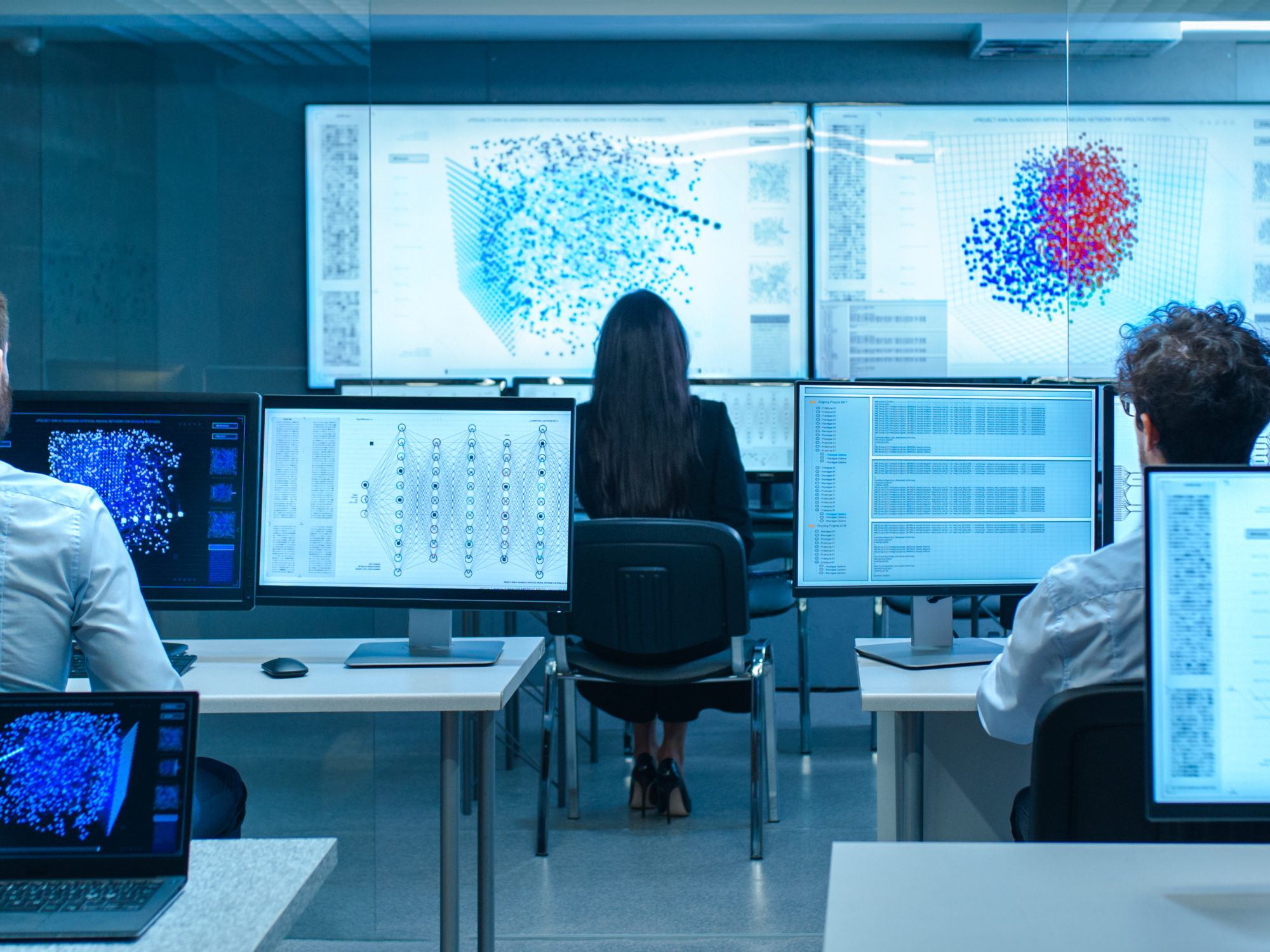 Ein Team von Computer-Ingenieuren arbeitet an der Entwicklung von Technologien für maschinelles Lernen und neuronale Netzwerke.